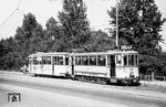 Die Straßenbahn Flensburg existierte von 1907 bis 1973 und war der nördlichste Betrieb in Deutschland mit vier Linien. Als letzte Linie blieb die 4,2 Kilometer lange Linie 1 vom Bahnhof zum Ostseebad übrig, auf der gerade Tw 33 (Baujahr 1926) mit einem Beiwagen unterwegs ist.  (20.07.1972) <i>Foto: Robin Fell</i>