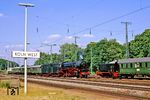 Zur Eröffnung der S-Bahn-Stammstrecke in Köln veranstaltete die DB im Mai 1990 auf dem ehemaligen Gelände des Güterbahnhofs Köln-Gereon eine Fahrzeugausstellung. Zudem fuhren E 94 580 und 41 360 mit Sonderzügen rund um Köln. Im Bahnhof Köln West begegnet 41 360 mit Sonderzug N 25063 nach Köln-Kalk der dort wartenden V 36 231 vor Sonderzug N 25153 nach Köln Hbf. (27.05.1990) <i>Foto: Joachim Bügel</i>