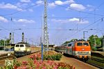 Im Bahnhof Köln-Deutz begegnen einander zwei Citybahnzüge (links CB 6442 nach Köln Hbf, rechts CB 6437 nach Dieringhausen) mit zwei Farbvarianten der Baureihe 218: Links die ozeanblau/elfenbeinfarbene 218 149, rechts die in den Citybahn-Farben reinorange/kieselgrau lackierte 218 135. (27.05.1990) <i>Foto: Joachim Bügel</i>