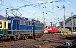 In Köln Hbf trifft die Deutzerfelder 110 143 auf die im neuen orientroten Farbschema mit weißem Lätzchen lackierte 110 276. (27.05.1990) <i>Foto: Joachim Bügel</i>