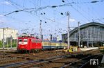 Die Kölner 110 276 im damals neuen orientroten Farbschema mit weißem Lätzchen vor einem Lr nach Köln Bbf in Köln Hbf. Nebenbei: Als Eisenbahner durfte man sich in freundlicher Begleitung der Bahnpolizei damals dort aufhalten. (27.05.1990) <i>Foto: Joachim Bügel</i>