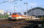 218 143 schiebt den Leerpark der CB 6441 nach Dieringhauesn in den Kölner Hauptbahnhof. (27.05.1990) <i>Foto: Joachim Bügel</i>