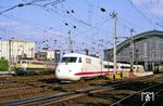 Auch der InterCityExperimental 410 001 tauchte als Sonderzug in Köln Hbf auf. Was für eine Baureihenvielfalt innerhalb einer halben Stunde! (27.05.1990) <i>Foto: Joachim Bügel</i>