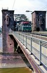 194 580 mit Sonderzug N 25053 rund um Köln auf der damals noch komplett graffitifreien Kölner Südbrücke. (27.05.1990) <i>Foto: Joachim Bügel</i>