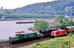 Im Bahnhof Leutesdorf hatte der Dsts 81837 mit 194 580 und 01 118 eine Überholung. Dabei kam auch eine 213 nach Linz (Rhein) entgegen. (28.05.1990) <i>Foto: Joachim Bügel</i>