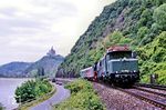 Südlich von Braubach rollt 194 580 mit 01 118 neben der Bundesstraße 42 entlang. Auf einem Schieferkegel ist in 160 Meter Höhe im Hintergrund die Marksburg zu sehen. (28.05.1990) <i>Foto: Joachim Bügel</i>