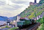 Der Klassiker im Mittelrheintal durfte auch nicht fehlen: Dsts 81837 (Köln Bbf - Frankfurt/M) mit 194 580 und 01 118 vor der Kulisse von Burg Katz in St. Goarshausen. (28.05.1990) <i>Foto: Joachim Bügel</i>