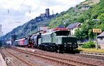Bei der Durchfahrt des Dsts 81837 mit 194 580 und 01 118 in Kaub ließ sich sogar die Sonne blicken. (28.05.1990) <i>Foto: Joachim Bügel</i>