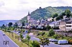 Auf der Rückfahrt in ihre Frankfurter Heimat passieren 194 580 und 01 118 den Weinort Lorch am Rhein. (28.05.1990) <i>Foto: Joachim Bügel</i>