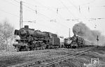 41 166 wartet im Bahnhof Bohmte die Überholung der 01 1085 ab, die mit dem D 494 nach Köln vorbeistürmt. (31.03.1968) <i>Foto: Robin Fell</i>