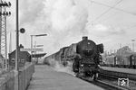 01 1078 fährt mit N 3322 (Bremen - Münster/Westf) aus dem Bahnhof Lengerich (Westf).  (11.1965) <i>Foto: Robin Fell</i>