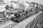 38 1947 (Bw Crailsheim) vor einem Personenzug im Bahnhof Schwäbisch Hall-Hessental. (10.1961) <i>Foto: Slg. Thomas A. Wilson</i>