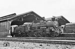 38 2929 vom Bw Wilhelm-Pieck-Stadt Guben in Frankfurt (Oder). Der Giesl-Ejektor verlieh der P 8 ein ungewöhnliches Aussehen. Der Giesl-Ejektor sollte einen verbesserten Saugzug und dadurch eine bessere Energieausnutzung bewirken. Giesl versprach 6 bis 12 % Kohleersparnis durch den Giesl-Ejektor, die in der Praxis eher bei maximal 8 % lag, und eine Leistungssteigerung von bis zu 20 %, die de facto auch nicht erreicht wurde. Dennoch sollen sich bei der DR die Giesl-Ejektoren schon nach einem Jahr amortisiert haben, weshalb dort über 500 Lokomotiven umgerüstet wurden, hauptsächlich die Baureihen 38.10, 50, 52, 65.10 und 78. Die DB war aber weit weniger vom Zuwachs der Verdampfungsleistung und verbesserter Wirtschaftlichkeit durch den Giesl-Ejektor überzeugt als die DR. So wurde bei der DB mit 50 1503 nur eine einzige Lok mit dem typischen Flachschornstein ausgerüstet. (1967) <i>Foto: Robin Fell</i>