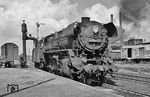 "FDJ-Jugendlok" 44 0661 vom Bw Wittenberge ergänzt ihre Wasservorräte am Bahnsteig im Bahnhof Wittenberge. Die FDJ war die Jugend-Organisation der DDR. In der FDJ sollte der Nachwuchs für die SED und die Blockparteien, die "Kampfreserve der Partei" herangezogen werden. Die Mitgliedschaft in der Jugendorganisation war freiwillig, aber Nicht-Mitglieder mussten mit Beeinträchtigungen in ihrer beruflichen Entwicklung rechnen. Mit 14 Jahren, in der 8. Klasse, wurden die Jugendlichen in die FDJ aufgenommen, mit Erreichen des 25. Lebensjahres wieder entlassen. In den 1980er-Jahren waren rund 80 Prozent der 14- bis 25-Jährigen Mitglied der FDJ. Zur Unterstützung der "sozialistischen Umgestaltung in der DDR" initiierte die FDJ verschiedene Jugendinitiativen. Dazu gehörten auch die Projekte der "FDJ-Jugendloks", denen eine besondere Pflege durch die Jugendlichen zuteil werden sollte. (08.1970) <i>Foto: Robin Fell</i>