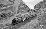 Eine RENFE 141 F mit einem Personenzug aus Cstejon oder Logrono in San Felices im Tal des Ebro auf der Strecke Zaragoza – Miranda del Ebro.  (12.06.1968) <i>Foto: Robin Fell</i>