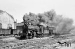 CP 213 der Companhia dos Caminhos de Ferro de Portugueses (CP) fährt mit einer Schwesterlok vor einem Güterzug aus dem Bahnhof Porto-Campanha. Der Bahnhof ist Endbahnhof der von Lissabon kommenden Linha do Norte.  (06.1968) <i>Foto: Robin Fell</i>