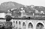 Eine 141 R mit einem Schnellzug auf dem Viaduc de la Rague (228 m) in Théoule-sur-Mer an der Bahnstrecke Marseille–Ventimiglia. (06.1965) <i>Foto: Robin Fell</i>