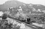 Eine 141 R mit einem Güterzug auf dem Viaduc de la Rague über den Hafen in Théoule-sur-Mer an der Mittelmeerküste (Côte d’Azur). (06.1965) <i>Foto: Robin Fell</i>