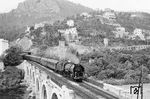 1882 wurde Théoule-sur-Mer durch eine Eisenbahnlinie mit Cannes verbunden (heutige Bahnstrecke Marseille–Nizza–Monaco–Ventimiglia). Der natürliche Hafen, den gerade eine 141 R über das Viaduc de la Rague überquert, hatte vor allem im 17. Jahrhundert eine gewisse Bedeutung. Heute ankern hier vor allem die Reichen und Schönen, die im nahen Cannes keinen Platz mehr finden. (06.1965) <i>Foto: Robin Fell</i>