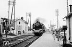 SNCF 231 G 81 fährt mit einem Schnellzug durch den Bahnhof Noyelles-sur-Mer an der Bahnstrecke Boulogne-Ville–Paris. (30.04.1961) <i>Foto: Robin Fell</i>