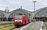 143 963 der InterTourex Aschersleben vor dem "Bäderschnellzug" Leipzig - Warnemünde in Leipzig Hbf. Die notwenige Übergabe der Zugpapiere an den Triebfahrzeugführer hat sich bei lokbespannten Zügen in 190 Jahren Eisenbahn nicht geändert. (08.06.2025) <i>Foto: Ralf Opalka</i>
