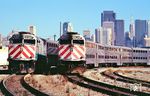 Zwei Caltrain Züge beim Rangieren in San Francisco. "Caltrain" ist eine Regionalzugverbindung in der kalifornischen Bay Area. Die Züge verkehren zwischen San Francisco und San José, teilweise auch weiter nach Gilroy. Die Strecke wird meist halbstündlich bedient, werktags verkehren bis zu 96 Züge täglich. Damit werden jährlich bis zu 12 Millionen Passagiere befördert. Von 2017 bis 2024 wurde die Strecke von San Francisco bis nach San José durchgehend mit einem Oberleitungssystem von 25 kV, 60 Hz elektrifiziert.  (19.08.1993) <i>Foto: Siegfried Graßmann</i>