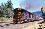 Ein Güterzug mit drei Lokomotiven der Southern Pacific am Donner Pass, einem 2151 m hohen Gebirgspaß in der nördlichen Sierra Nevada. Der Paß war Teil des 'California Trails', einer der Hauptrouten für Siedler und Goldsucher im 19. Jahrhundert aus den Staaten östlich des Missouri River durch den Mittleren Westen in den Westen der heutigen USA, und wurde 1869 von der First Transcontinental Railroad fertiggestellt. (12.08.1993) <i>Foto: Siegfried Graßmann</i>