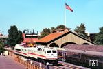 Die ICE Train North America Tour war eine sechsmonatige Präsentations- und Erprobungsfahrt des ICE 1 mit den Triebköpfen 401 084-9 und 401 584-8 durch Nordamerika im Jahr 1993. Der Hauptzweck der von Siemens und AEG organisierten Tour lag in der Präsentation der ICE-Technik im Vorfeld der für 1994 geplanten Neubeschaffung von 26 Hochgeschwindigkeitszügen durch die US-amerikanische Eisenbahngesellschaft Amtrak. Die neuen Hochgeschwindigkeitszüge sollten die Metroliner-Flotte der Amtrak ersetzen und auf der Strecke Washington–New York–Boston eingesetzt werden. Das Foto zeigt den ICE im Eisenbahnmuseum Sacramento. Der Gepäckwagen war für die Mitnahme von Ersatzteilen und Werbematerial beigestellt. Letztlich bewarben sich drei Konsortien um den Auftrag der neuen Hochgeschwindigskeitszüge. Neben dem deutschen ICE-Konsortium (unter der Federführung von Siemens) ging das X2000-Konsortium (unter Federführung von ABB) ins Rennen. Beide unterlagen gegen ein Konsortium aus GEC-Alstom und Bombardier. Das französisch-kanadische Konsortium legte ein rund zehn Prozent günstigeres Angebot als die Deutschen vor. (26.08.1993) <i>Foto: Siegfried Graßmann</i>