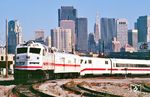 Am 29. Juli 1993 wurde der ICE 401 084/584 in der Union Station in Washington erstmals der Öffentlichkeit präsentiert. Im Anschluss an die Zulassung erfolgten Demonstrationsfahrten für Ehrengäste. Am 30. Juli 1993 erreichte der Zug um 9.46 Uhr an der Princeton Junction eine Geschwindigkeit von 260 km/h. Im August und September erfolgten Präsentationsfahrten in 25 Städten im Westen, Mittleren Westen und Osten der USA, insbesondere in den Landesteilen, in denen der Einsatz von Hochgeschwindigkeitszügen in Erwägung gezogen wurde. Das Bild zeigt den ICE bei der Ausfahrt aus San Francisco. Diese Fahrt war kurzfristig zusätzlich ins Programm aufgenommen worden. (27.08.1993) <i>Foto: Siegfried Graßmann</i>