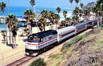 Amtrak-Zug Nr. 774 (Santa Barbara – San Diego) in San Clemente an der Küste des Pazifischen Ozeans. Unter der Marke 'Amtrak' betreibt das US-ameri­kanische Unternehmen National Railroad Passenger Corporation seit 1971 den Großteil des schienen­gebundenen Personen­fernverkehrs innerhalb der USA.  (04.09.1997) <i>Foto: Siegfried Graßmann</i>