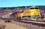 Auf der Ostrampe des Donnerpasses wartet ein 7164-t-Zug mit 5 Lokomotiven, angeführt von der AC44CW Nr. 6691 und EMD Typ SD40-2 Nr. 3780 der Union Pacific, auf die "Helper", die Schiebelokomotiven. (22.08.1997) <i>Foto: Siegfried Graßmann</i>