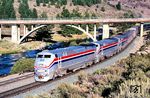 Der Donner Pass wird täglich von einem Amtrak-Reisezugpaar, dem 'California Zephyr', meist mit drei Maschinen des Typs AMD-103 (Bo’Bo‘, 3000 PS, 105 t, 166 km/h) befahren. Hier der talwärts fahrende Zug Nr. 5 von Oakland nach Chicago. (22.08.1997) <i>Foto: Siegfried Graßmann</i>