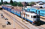 Nachmittäglicher Berufsverkehr im Hauptbahnhof von Sibiu (Hermannstadt): Mit Lok 62-1201 steht ein Personenzug abfahrbereit Richtung Podu Olt. (02.09.1998) <i>Foto: Siegfried Graßmann</i>