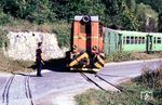 Ein Zug mit Lok CFR 87-0039 des Typs L45H auf der Schmalspurbahn Turda – Câmpeni – Abrud (760 mm). Vor Einfahrt in den Bahnhof Buru muss der Bahnübergang gesichert werden.  (09.09.1998) <i>Foto: Siegfried Graßmann</i>