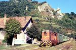 Zwischenhalt des Schmalspurzuges mit Lok 87-0039 im Bahnhof Buru. Heute ist nur noch ein Reststück der einst 93 km langen Strecke von Turda nach Abrud in Betrieb, obwohl die Gleise noch fast komplett vorhanden sind. Auf halber Strecke der 1912 eröffneten Strecke gibt es im Abschnitt Lunca Ariesului - Salciua Ausflugszüge mit Diesellok, zwischen Campeni und Abrud fährt im Sommer sogar ein Dampfzug der Calea Ferata Ingusta. (09.09.1998) <i>Foto: Siegfried Graßmann</i>