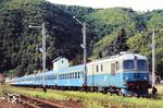 Ein 'Tren accelerat' fährt mit einer Diesellok der BR 60 durch den Bahnhof Ciucea in Richtung Cluj-Napoca in der Region Siebenbürgen. (04.09.2000) <i>Foto: Siegfried Graßmann</i>