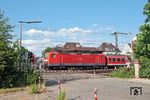 143 032 fährt mit einer Regionalbahn in Fürth Hbf ein. Der Bahnübergang an der Ottostraße und die westlich anschließende Schrebergartenkolonie der Bahn-Landwirtschaft mussten 2010 im Zuge des S-Bahn-Ausbaus zwei zusätzlichen neuen Gleisen weichen. (11.06.2008) <i>Foto: Joachim Schmidt</i>