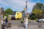 Mit einer Regionalbahn nach Westerland (Sylt) fährt ER 20-012 über den Bü der Uhlebüller Straße aus Niebüll. (23.05.2009) <i>Foto: Joachim Schmidt</i>
