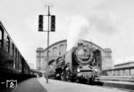 01 020 (Bw Berlin Anhalter Bf) wartet vor dem D 4 nach Frankfurt (Main) auf die Abfahrt in Berlin Anhalter Bf. (1932) <i>Foto: Privatfoto</i>