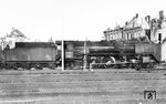 01 098 erreicht vor der kriegszerstören Häuserkulisse den Hauptbahnhof in Hannover. Die Lok war im April 1945 mit einem Räumungszug vom Bw Berlin Potsdamer Gbf in der RBD Hamburg gestrandet und im Juni 1945 beim Bw Hamburg-Altona wieder in Betrieb genommen worden.  (1945) <i>Foto: Harold Peter Roberts</i>