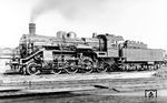 Im besten Sonnenlicht präsentiert sich 38 328, ein Nachbau der sächsischen XII H2 aus dem Jahre 1927, im Heimat-Bw Dresden-Altstadt. Im Mai 1945 befand sich die inzwischen zum Bw Bad Schandau gehörende Lok im RAW Böhmisch Leipa und wurde anschließend von der CSD übernommen. Nach Einsätzen in Decin (Bodenbach) verliert sich ihre Spur.  (1932) <i>Foto: Werner Hubert</i>
