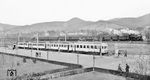An einem Zug der Siebengebirgsbahn fährt 38 3734 vom Bw Deutzerfeld am Ostersonntag 1932 gegen 14.55 Uhr mit P 1010 in Honnef (Rhein) vorbei. Der Personenzug startete um 13.29 Uhr in Köln Hbf und erreichte Frankfurt (Main) Hbf um 20.32 Uhr, eine Fahrzeit von 423 Minuten (= 7 Stunden!). (27.03.1932) <i>Foto: DLA Darmstadt (Bellingrodt)</i>