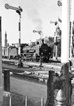 38 3801 vom Bw Villingen (Schwarzw) in dem mit badischen Hauptsignalen ausgerüsteten Bahnhof Konstanz. (1935) <i>Foto: RBD Karlsruhe</i>