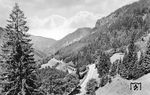Postkartenidylle im Höllental: 85 009 fährt mit P 1547 nach Neustadt (Schwarzw) über das Ravennaviadukt bei Höllsteig. Auf der 1934 ausgebauten Reichsstraße 31 (heutige B 31) parkt an der Kreuzfelsenkurve das einsame Auto des Fotografen. (23.06.1934) <i>Foto: DLA Darmstadt (Bellingrodt)</i>