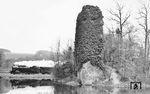 93 1117 vom Bw Köln-Kalk Nord fährt mit E 318 (Gummersbach – Köln) an der Ruine Großbernsau, einer ehemaligen Wasserburg in der Aggerniederung bei Overath vorbei. Der Turm stürzte übrigens während des Zweiten Weltkriegs ohne Fremdeinwirkung ein.  (20.04.1933) <i>Foto: DLA Darmstadt (Bellingrodt)</i>