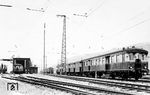 Anlässlich der Elektrifizierung der Strecken Strecke Augsburg—Stuttgart und Stuttgart—Ludwigsburg im Jahr 1933 stellte die Deutsche Reichsbahn zunächst 17 Triebwagen und 16 Steuerwagen des elT 12 (spätere Baureihe ET 65) für den durchgehenden Vorortverkehr Eßlingen—Stuttgart Hbf—Ludwigsburg in Dienst. Dazu wurde in in Eßlingen, ab 15. Mai 1939 Eßlingen (Neckar), eine neue Triebwagenhalle in Betrieb genommen und als Triebwagenbf dem Bw Stuttgart-Rosenstein unterstellt. Dort parken elT 1212 (rechts, späterer ET 65 012) sowie ein weiteres Schwesterfahrzeug. (1935) <i>Foto: DLA Darmstadt (Maey)</i>