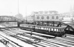 VT 137 093 vom Bw Steinbeck fährt als Et 3458 (Köln – Dortmund) über die Wupperbrücke aus dem Bahnhof Wuppertal-Oberbarmen. Die Halle über dem Fahrzeug ist das östliche Depot/Wendeschleife der Wuppertaler Schwebebahn. (19.01.1936) <i>Foto: DLA Darmstadt (Bellingrodt)</i>