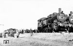 57 2541 (Bw Orscha Ost) entgleiste durch eine Sprengung bei Stajki an der Strecke Witebsk—Orscha. Der Hilfszug ist bereits eingetroffen und die Lok wurde mit dem bewährten Deutschland-Gerät wieder aufgegleist. Am 05.07.1941 war 57 2541 vom Bw Limburg (Lahn) über die RBD Posen zum Osteinsatz gelangt. 1944 kehrte sie nach Deutschland zurück und war bis 1968 bei der Rbd Schwerin, zuletzt beim Bw Güstrow im Einsatz. (1943) <i>Foto: Georg Otte</i>