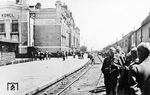 Ein Truppentransport macht eine kurze Pause im Bahnhof Kowel in der westlichen Ukraine. Kowel war ein wichtiger Bahnknoten am Schnittpunkt der Strecken Brest-Litowsk—Kasatin—Odessa und Warschau—Lublin—Kiew. Der Blick geht auf die südlichen Bahnsteiggleise am Empfangsgebäude (Insellage) in Richtung Rangierbahnhof nach Osten. Der Bahnknoten fungierte hauptsächlich als Zugbildungs- und Lokwechselstation. Die Belagerung der Stadt Kowel durch die Rote Armee im Frühjahr 1944 führte dazu, dass auch rund 500 Angehörige der Deutschen Reichsbahn eingeschlossen wurden. Beim einem Entsatzangriff schaffte es die Deutsche Wehrmacht am 4. April 1944 wieder eine Verbindung zu den deutschen Linien herzustellen. Binnen zweier Tage konnten alle Soldaten, Panzer und Eisenbahner aus dem Kessel evakuiert werden. Es war der letzte erfolgreiche deutsche Angriff im Osten. (1942) <i>Foto: Privatfoto</i>