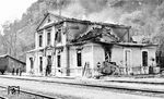 Die Umstände, warum der Bahnhof Sawadorf an der Strecke Laibach/Lubiana—Steinbrück (Save) in der heute zu Slowenien gehörenden Untersteiermark in Flammen aufging, sind nicht bekannt. (01.05.1943) <i>Foto: Hillebrand</i>